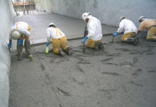 Hand Compacting Concrete Floor / Beton